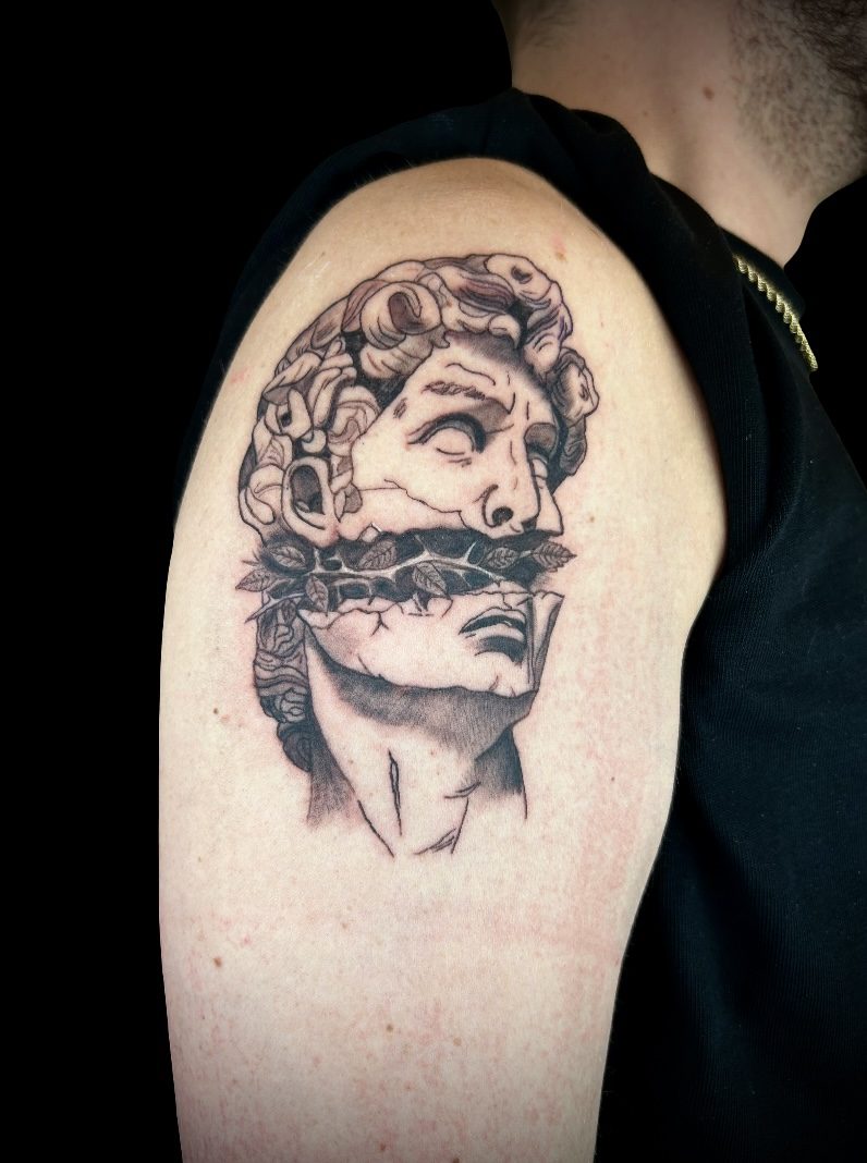 Sculpture micro-realism tattoo on shoulder